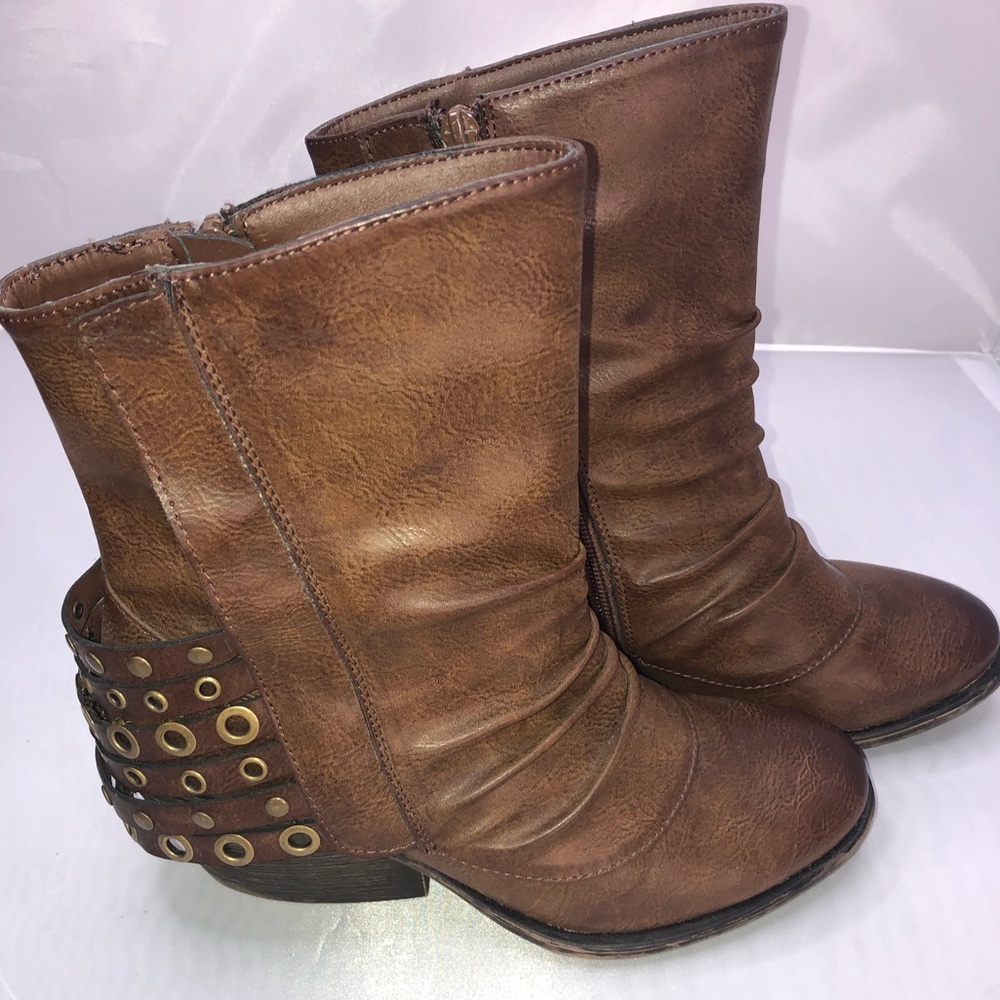 Brown two lips heeled boots